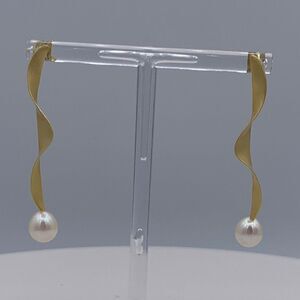 Earring, NWOT, solid 925 sterling silver, 22 Karat gold, real pearl, 2 in. drop